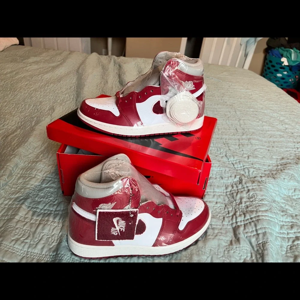 Women’s Air Jordan 1 Retro High OG Sneaker. Red. Sizes: 5.5x2 left. NWT. - Picture 4 of 12